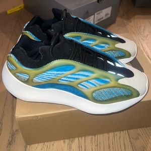 YEEZY 700 V3 SIZE 9 EXCELLENT CONDITION